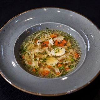Ароматний курячий бульйон з домашньою локшиною