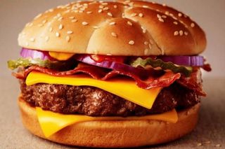 Чизбургер с говяжьей котлетой в грибном соусе 