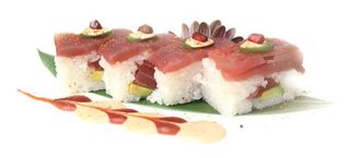 Uramaki tuna sushi press