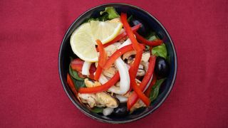 Salată cu fructe de mare