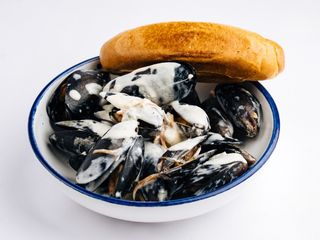 Мідії у соусі Дорблю з теплим багетом (400г)