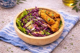 კარტოფილის ჩხირები სალათით