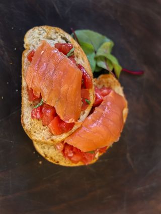 Brusketi sa dimljenom pastrmkom