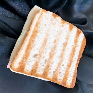 Sandwich toast cald cu bacon si cascaval