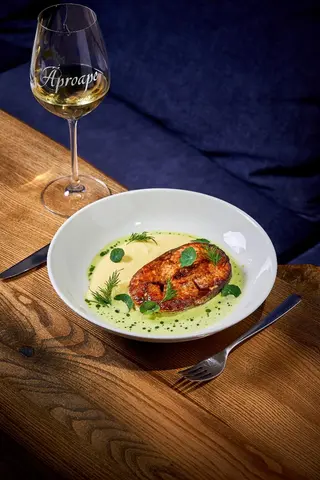 Steak de somon cu sos beurre vert și piure de cartofi