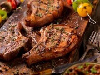 Cotlet de porc cu os la gratar pe carbuni