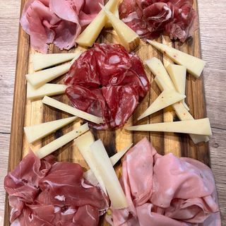 Tagliere di salumi Levoni e formaggi con focaccia x 1 persona