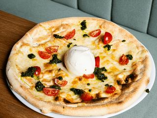 BIANCA AL PESTO CON BURRATA