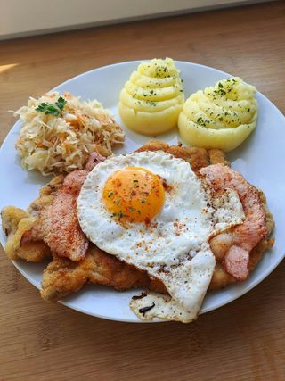 Kotlet Schabowy Zosieńki , ziemniaki purre, surowka
