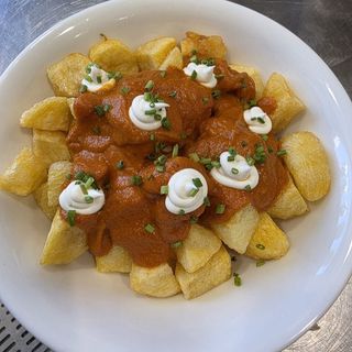 Patatas bravas con alioli 