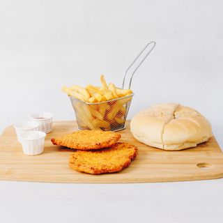 Pileći odresci sa malim pomfritom i lepinja