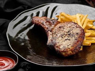 Свинина на кістці з картоплею фрі (200/70/40г)