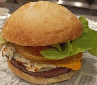 Hamburguesa completa con huevo