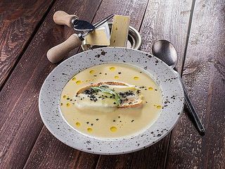 Суп з запеченим сиром брі