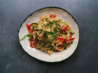 Смажена локшина рисова з овочами та додатками на вибір (350g)