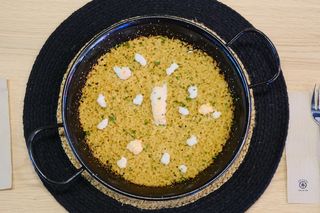 ARROZ A BANDA marisco sepia y ali-oli cebollino