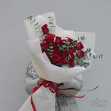 Buchet din 17 trandafiri roșii roșii și eucalipt