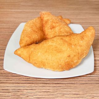 Calzone fritte con mozzarella, ricotta e salame
