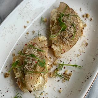 Bruschetta with pear and Gorgonzola
