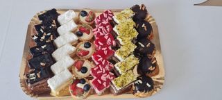 Platou prajituri gusturi asortate