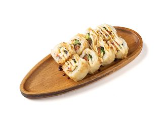 CIEPŁA ROLKA Z ŁOSOSIEM I KREWETKAMI 8 szt. 250g