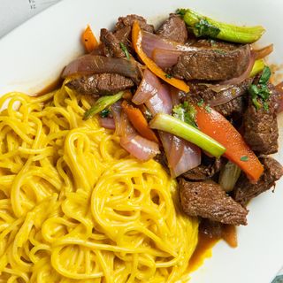 Espaguetis A La Huancaína Con Lomo Salteado