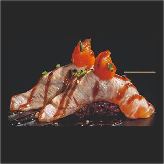 257 nigiri salmon picante arroz negro flameado salsa anguila y picant 4 und