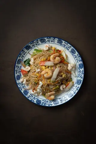 Spaghetti di riso con frutti di mare