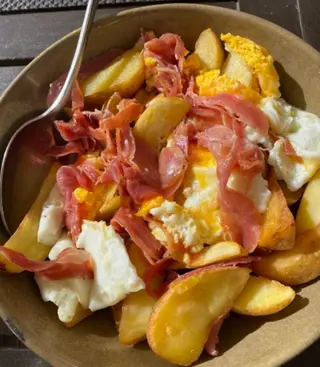 Ovos Rotos c/ Presunto e Batatas Fritas