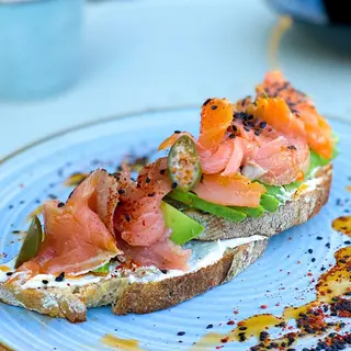 Toast cu somon si avocado