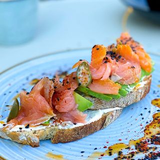 Toast cu somon si avocado