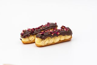 Ekler "klasyczny" z domowym budyniem i czekoladą. 2 szt.