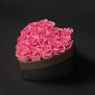 Caja corazón con rosas eternas rosas (18 aprx)