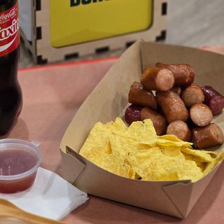 Начос с куриными сосисками/ Nachos cu Crenvurști de Pui