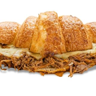 Croissant carne mechada