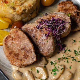 Muschiulet de porc in sos quattro formaggi & cartofi gratinati