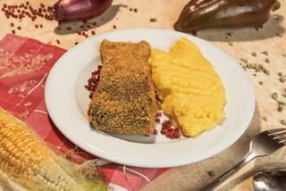 Crap prajit cu mamaliga