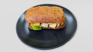 Sendvič sa dimljenim tofuom