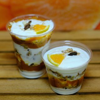 Кисело мляко с мюсли и плодове