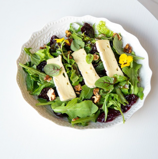 Салат из вяленой свеклы с сыром камамбер 