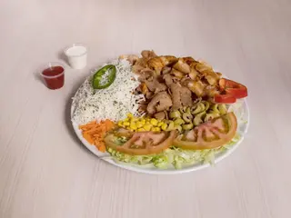 Plato Kebab Carne Con Ensalada Y Arroz