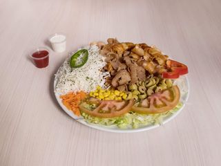 Plato Kebab Carne Con Ensalada Y Arroz
