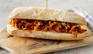 Panino con speck, pomodoro e patè d'olive