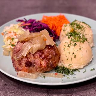 Zestaw z grubo siekanym stekiem wieprzowym, bukietem surówek i 