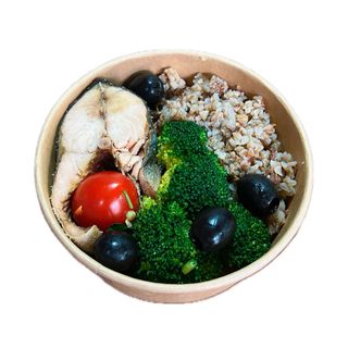 წიწიბურა 100გრ , მოხარშული ორაგული 100გრ, ბროკოლი, ჩერი,  ზეთისხილი