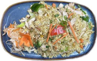 135.Ryż smażony z kurczakiem