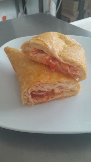 Panzerotti cu mozzarella con proscuito