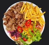 Beef shawarma on a plate.. et servis..