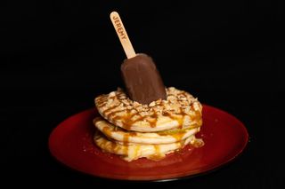 Панкейки з грушею,соленою карамеллю"та глазурованим сирком "Jeremy"