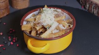 Cartofi pai cu parmezan, usturoi și pătrunjel